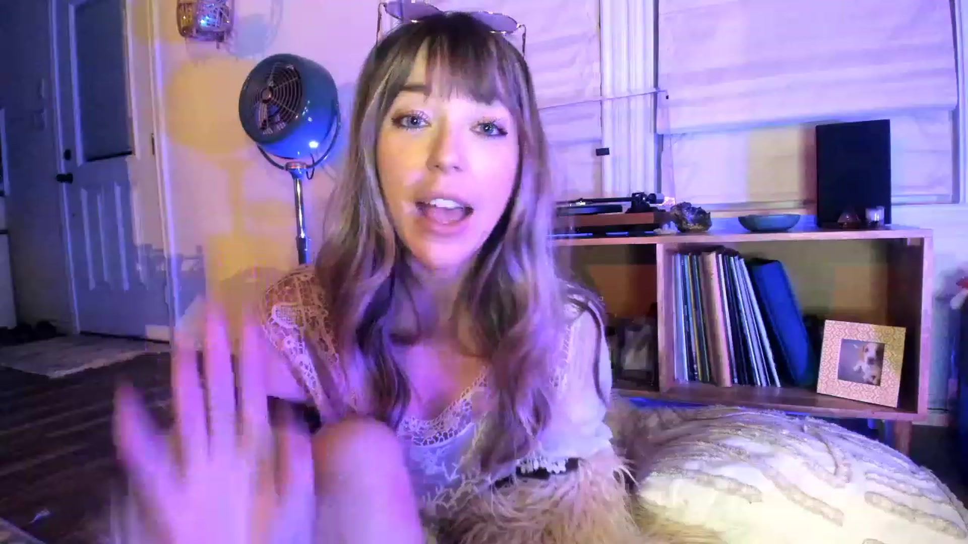Gallery image thumbnail from EmmaStarseed's myfreecams stream on, 11/18/2022, 05:37 image 13 of 20