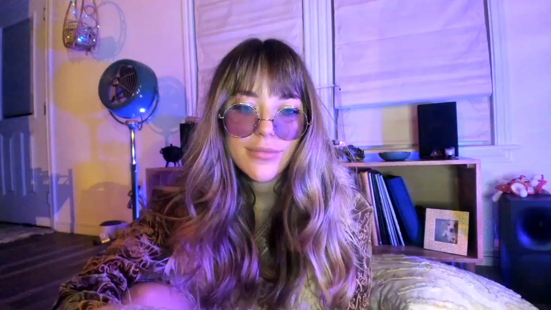 Gallery image thumbnail from EmmaStarseed's myfreecams stream on, 11/18/2022, 05:37 image 4 of 20