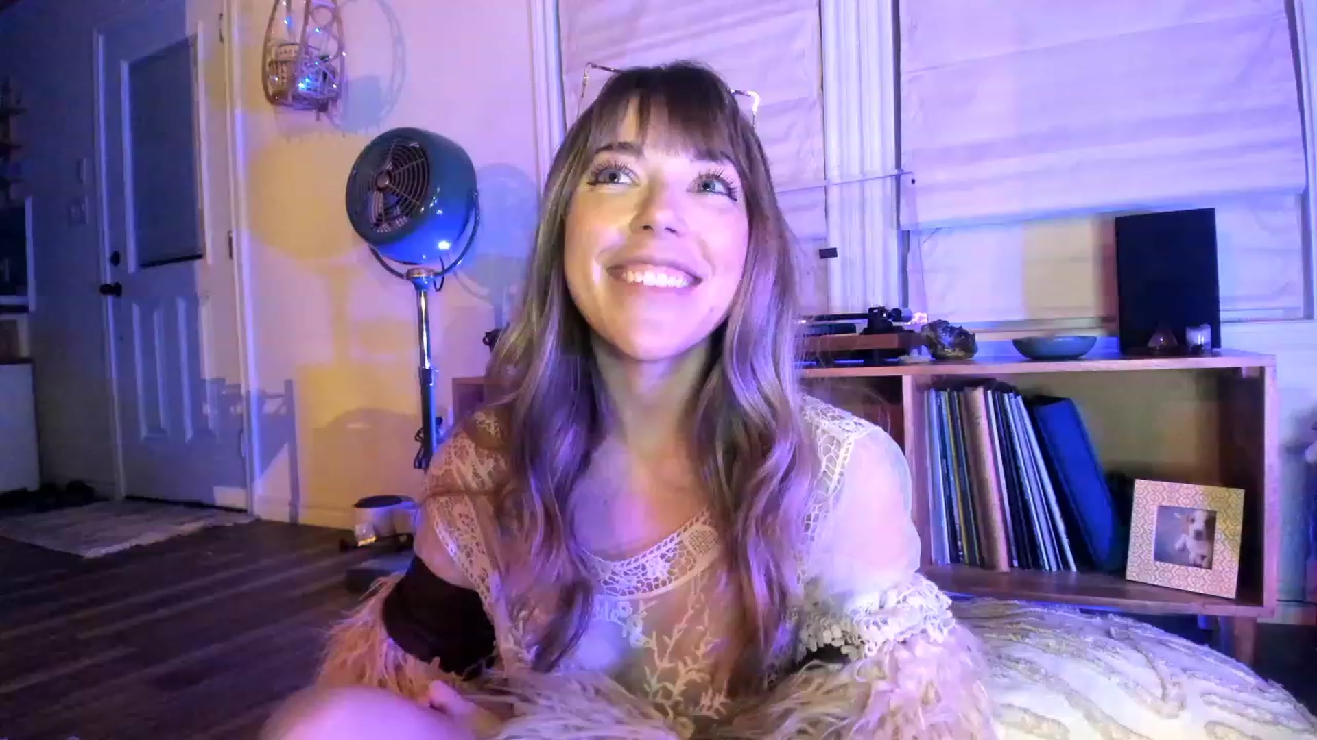 Gallery image thumbnail from EmmaStarseed's myfreecams stream on, 11/18/2022, 05:37 image 8 of 20