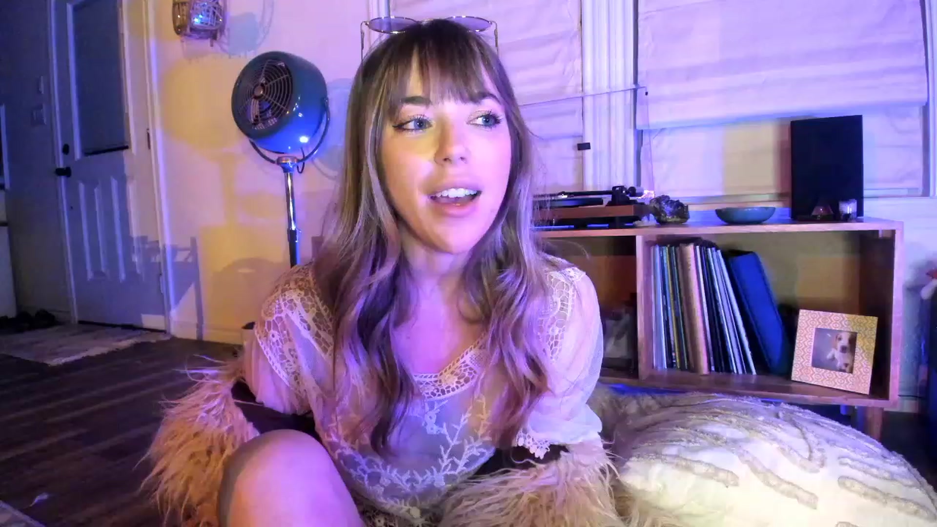 Gallery image thumbnail from EmmaStarseed's myfreecams stream on, 11/18/2022, 05:37 image 12 of 20