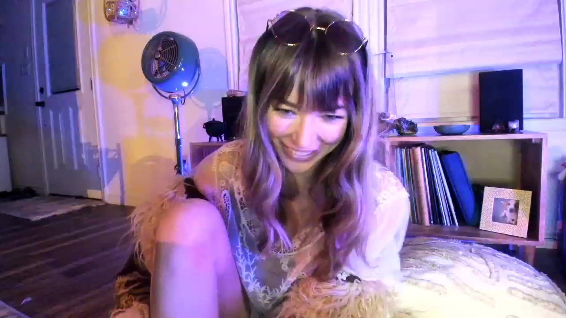 Gallery image thumbnail from EmmaStarseed's myfreecams stream on, 11/18/2022, 05:37 image 14 of 20