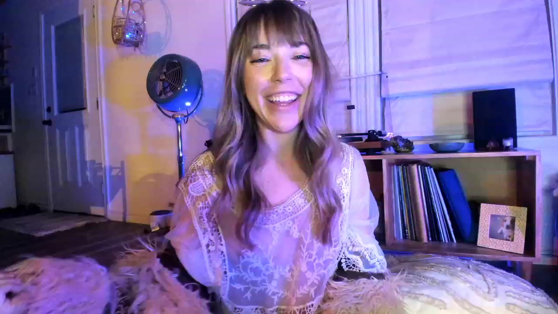 Gallery image thumbnail from EmmaStarseed's myfreecams stream on, 11/18/2022, 05:37 image 9 of 20