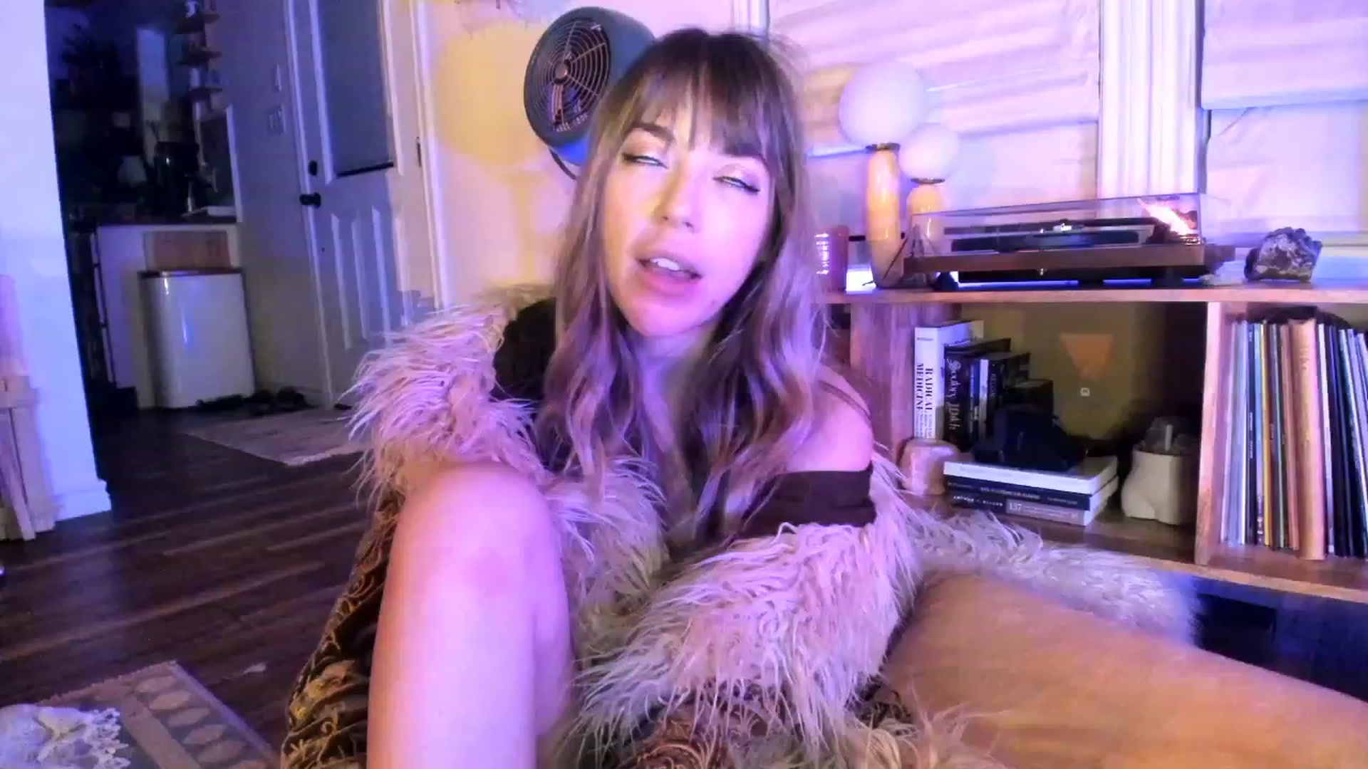 Gallery image thumbnail from EmmaStarseed's myfreecams stream on, 11/18/2022, 07:45 image 4 of 20