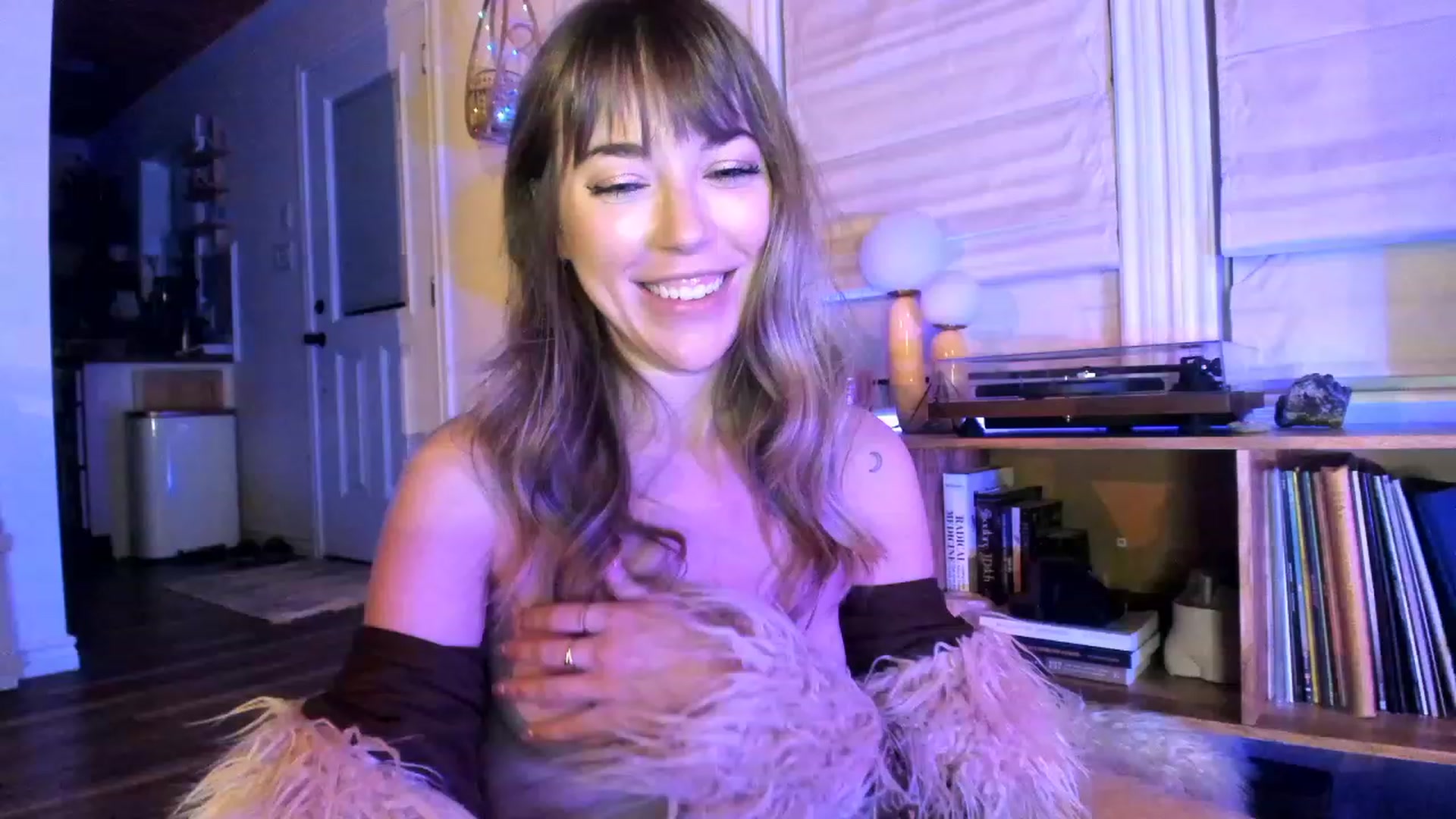 Gallery image thumbnail from EmmaStarseed's myfreecams stream on, 11/18/2022, 07:45 image 2 of 20