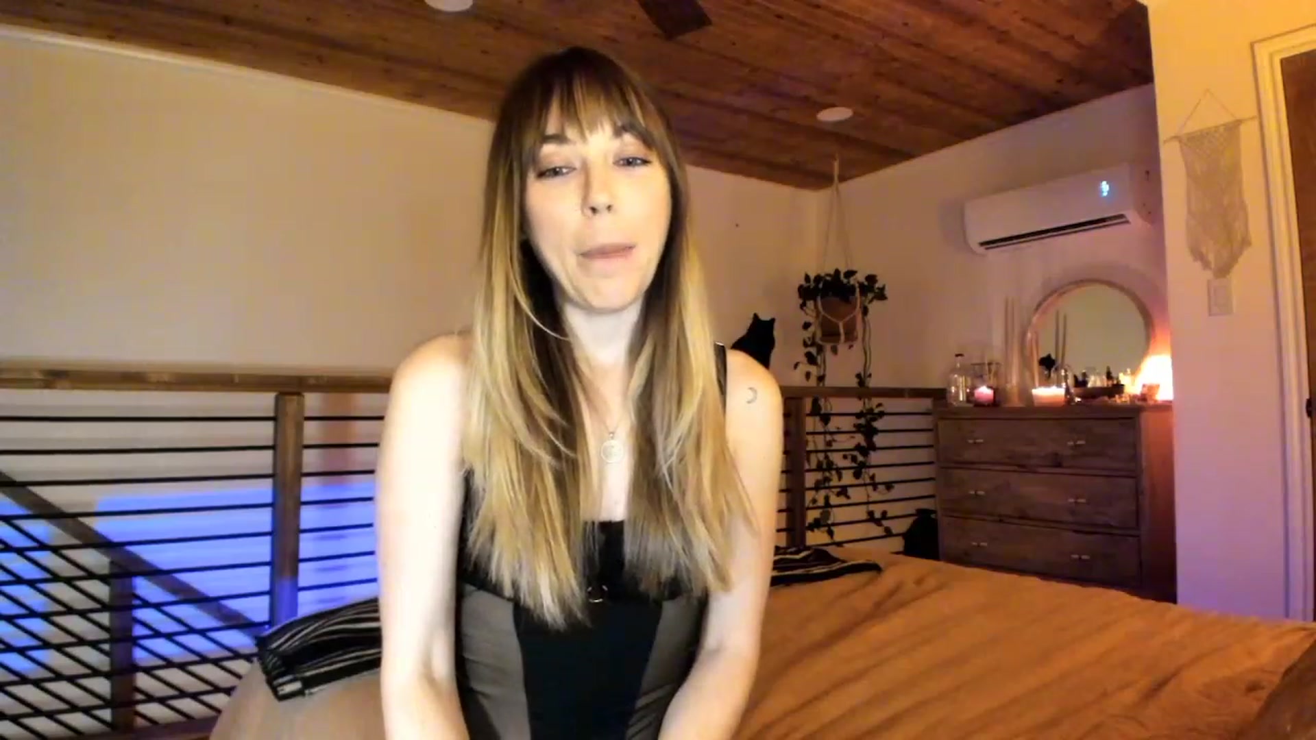 Gallery image thumbnail from EmmaStarseed's myfreecams stream on, 02/09/2023, 05:11 image 6 of 20