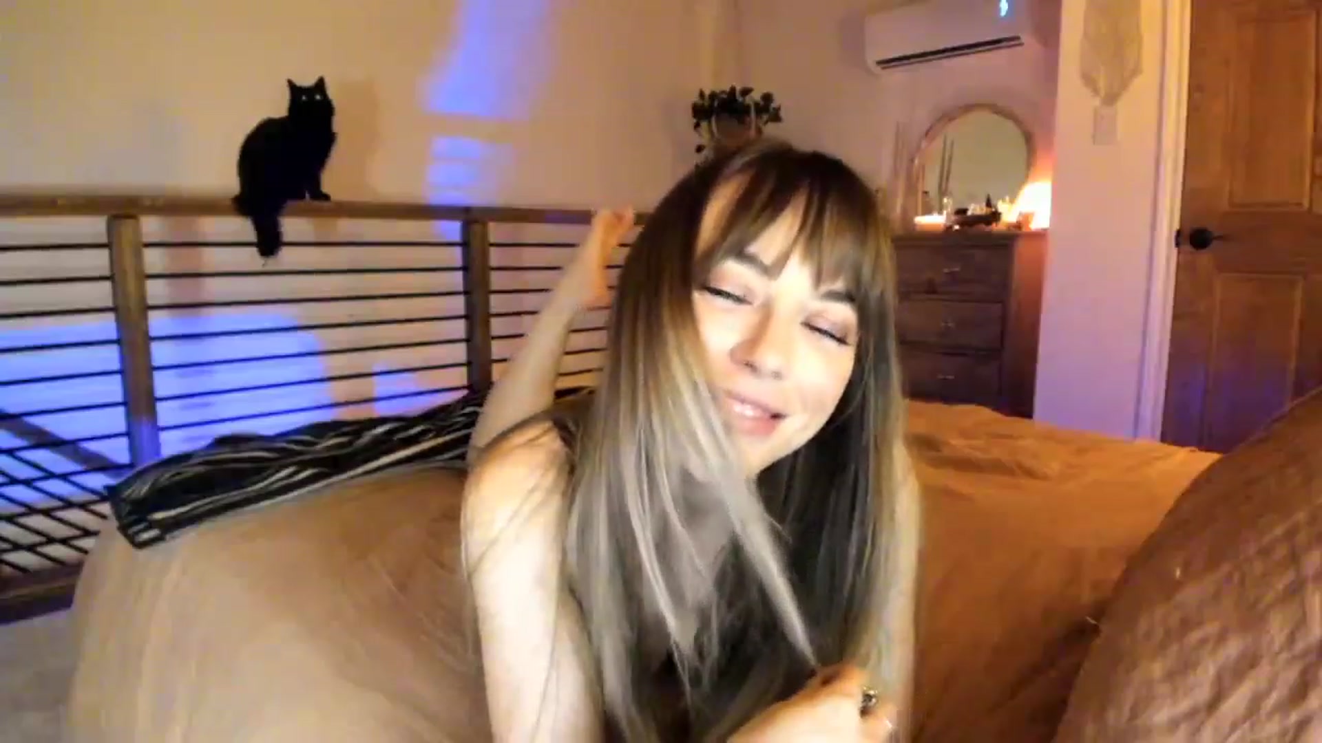 Gallery image thumbnail from EmmaStarseed's myfreecams stream on, 02/09/2023, 05:11 image 10 of 20