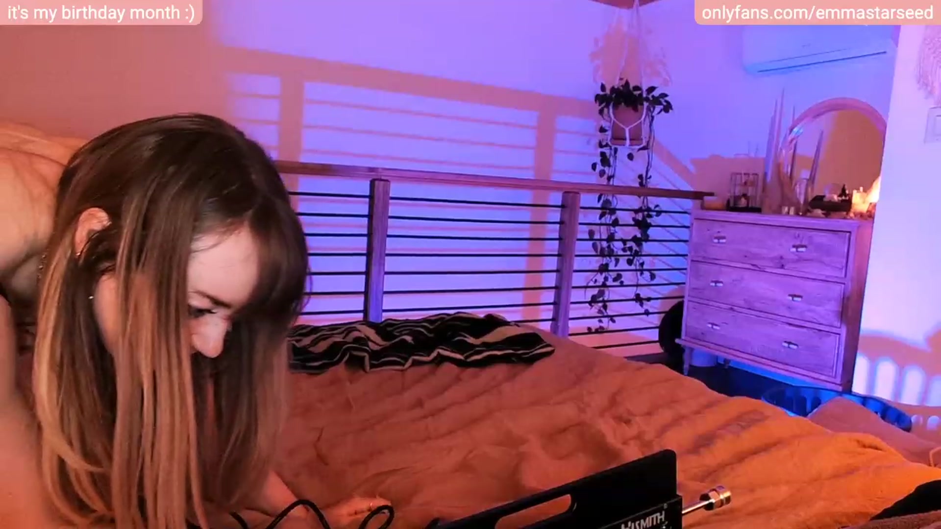Gallery image thumbnail from EmmaStarseed's myfreecams stream on, 03/01/2023, 07:00 image 18 of 20