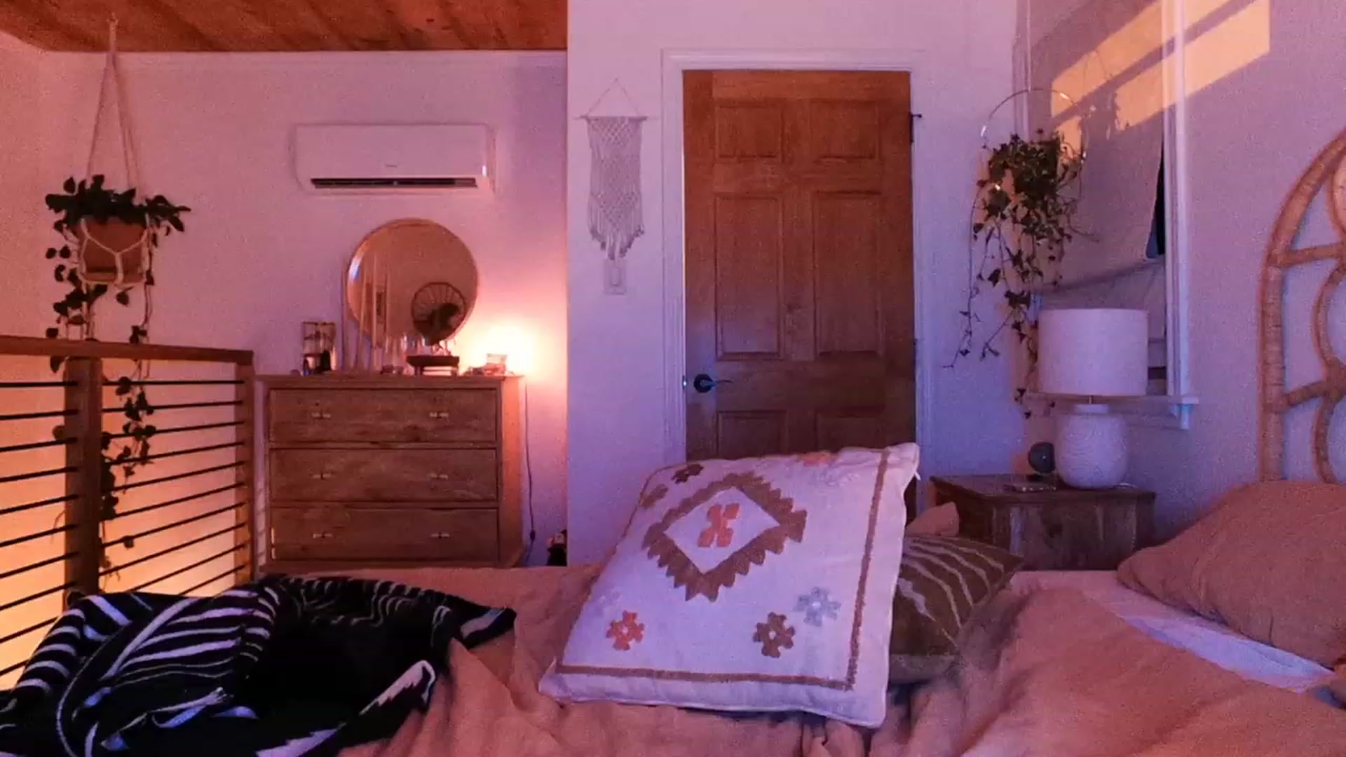 Gallery image thumbnail from EmmaStarseed's myfreecams stream on, 06/15/2023, 04:50 image 17 of 20