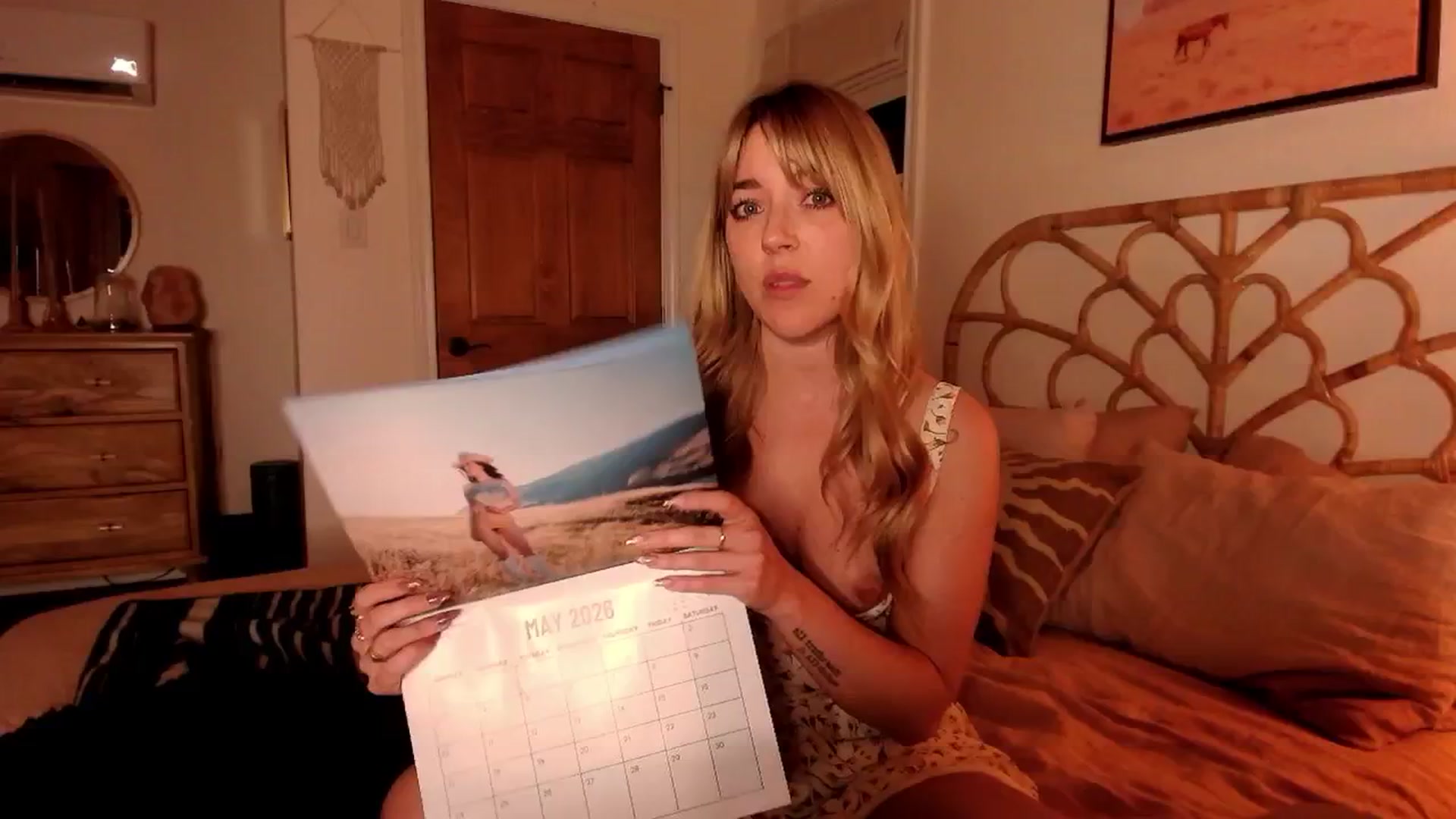 Gallery image thumbnail from EmmaStarseed's myfreecams stream on, 10/13/2025, 01:03 image 15 of 20