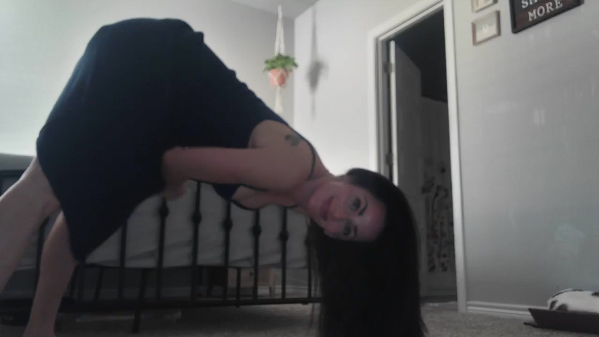 Gallery image thumbnail from EmmaStone4's myfreecams stream on, 10/31/2023, 18:11 image 15 of 20
