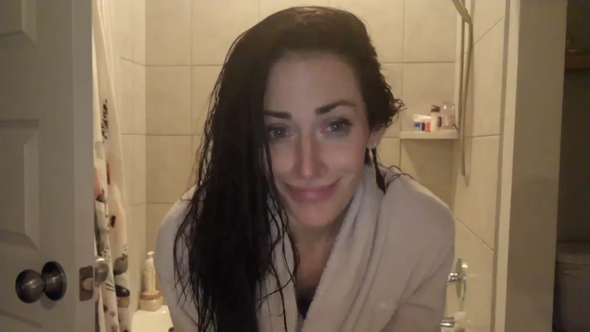 Gallery image thumbnail from EmmaStone4's myfreecams stream on, 01/05/2024, 11:08 image 11 of 20