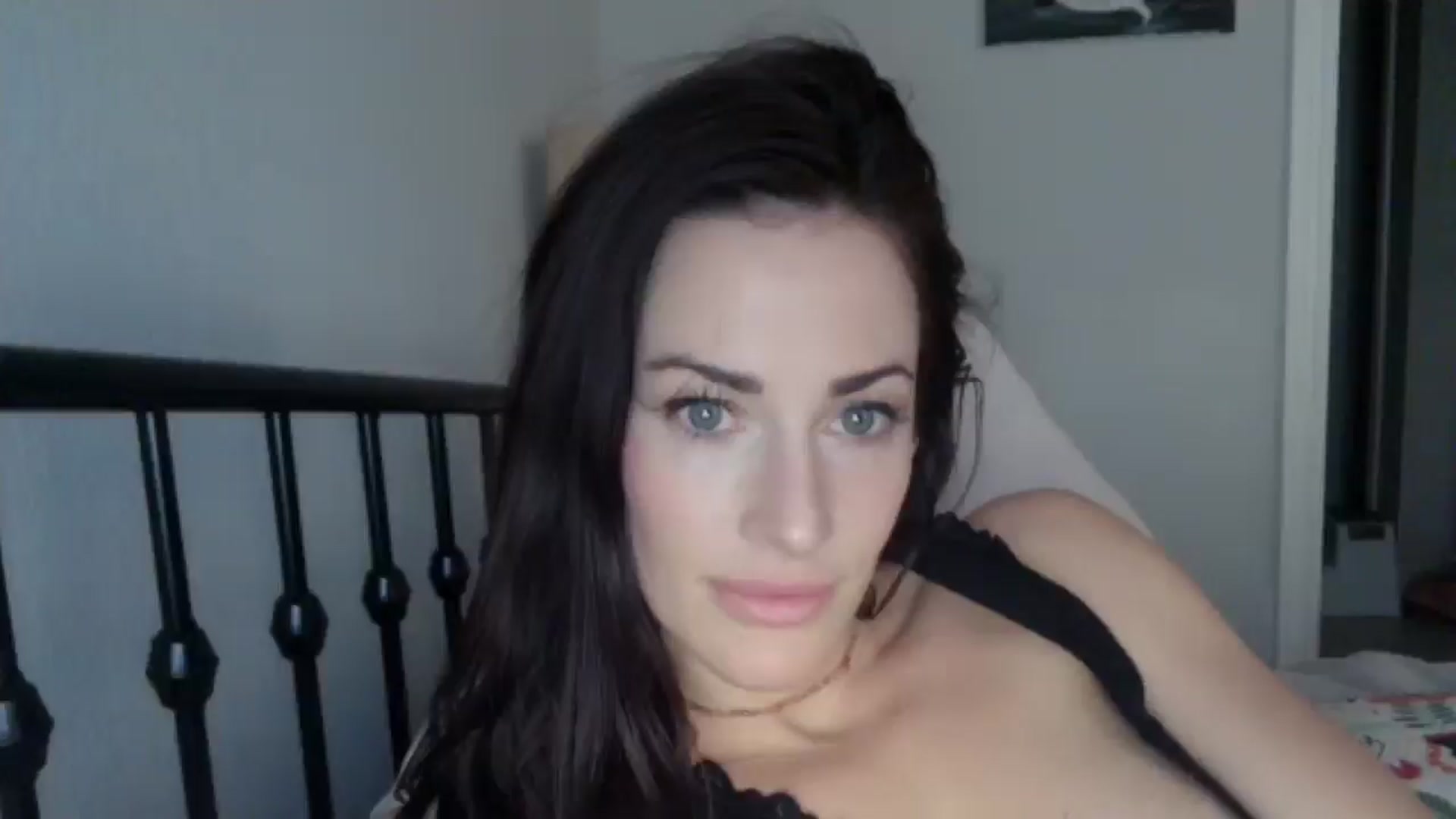 Gallery image thumbnail from EmmaStone4's myfreecams stream on, 10/15/2024, 18:58 image 12 of 20