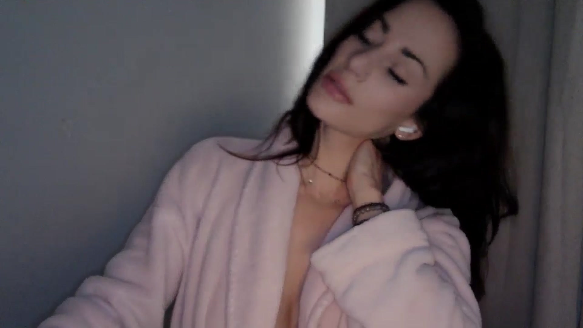 Gallery image thumbnail from EmmaStone4's myfreecams stream on, 01/08/2025, 21:24 image 19 of 20
