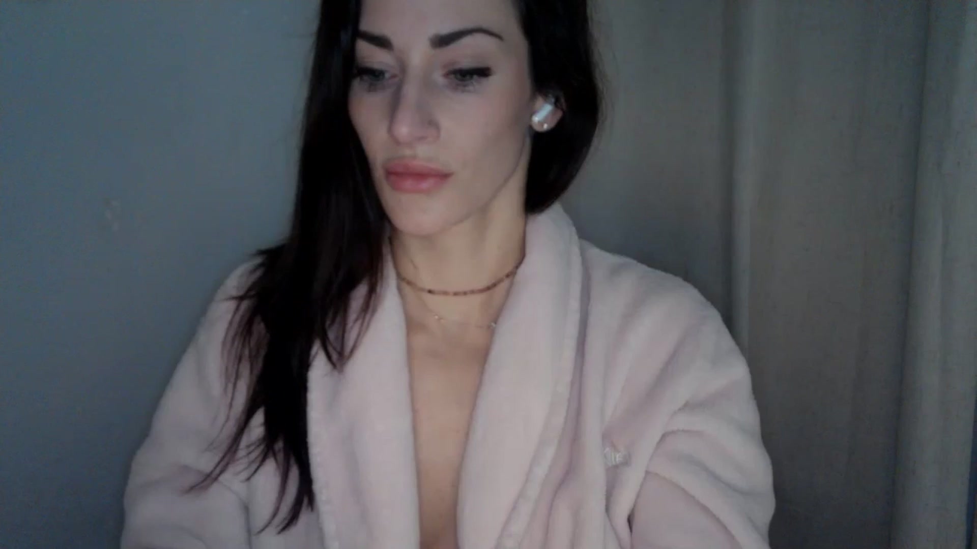 Gallery image thumbnail from EmmaStone4's myfreecams stream on, 01/08/2025, 21:24 image 17 of 20