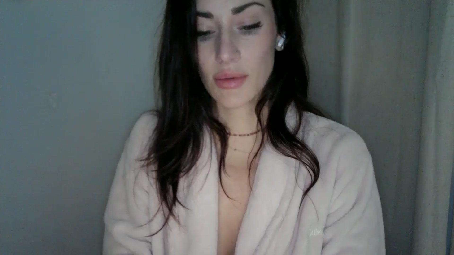 Gallery image thumbnail from EmmaStone4's myfreecams stream on, 01/08/2025, 21:24 image 13 of 20