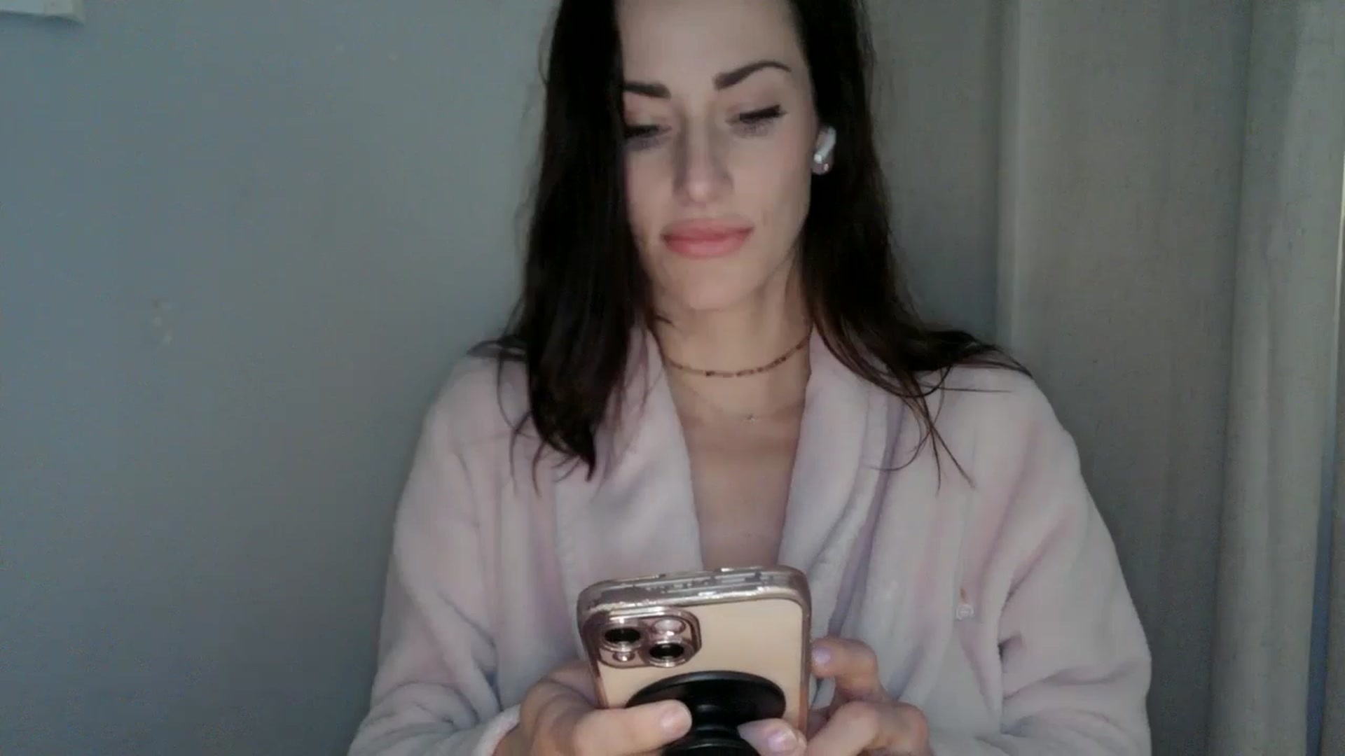 Gallery image thumbnail from EmmaStone4's myfreecams stream on, 01/08/2025, 21:24 image 6 of 20