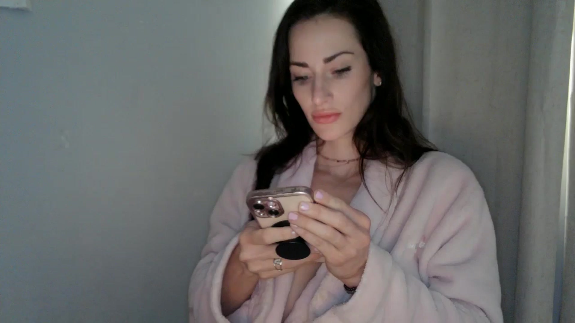 Gallery image thumbnail from EmmaStone4's myfreecams stream on, 01/08/2025, 21:24 image 1 of 20