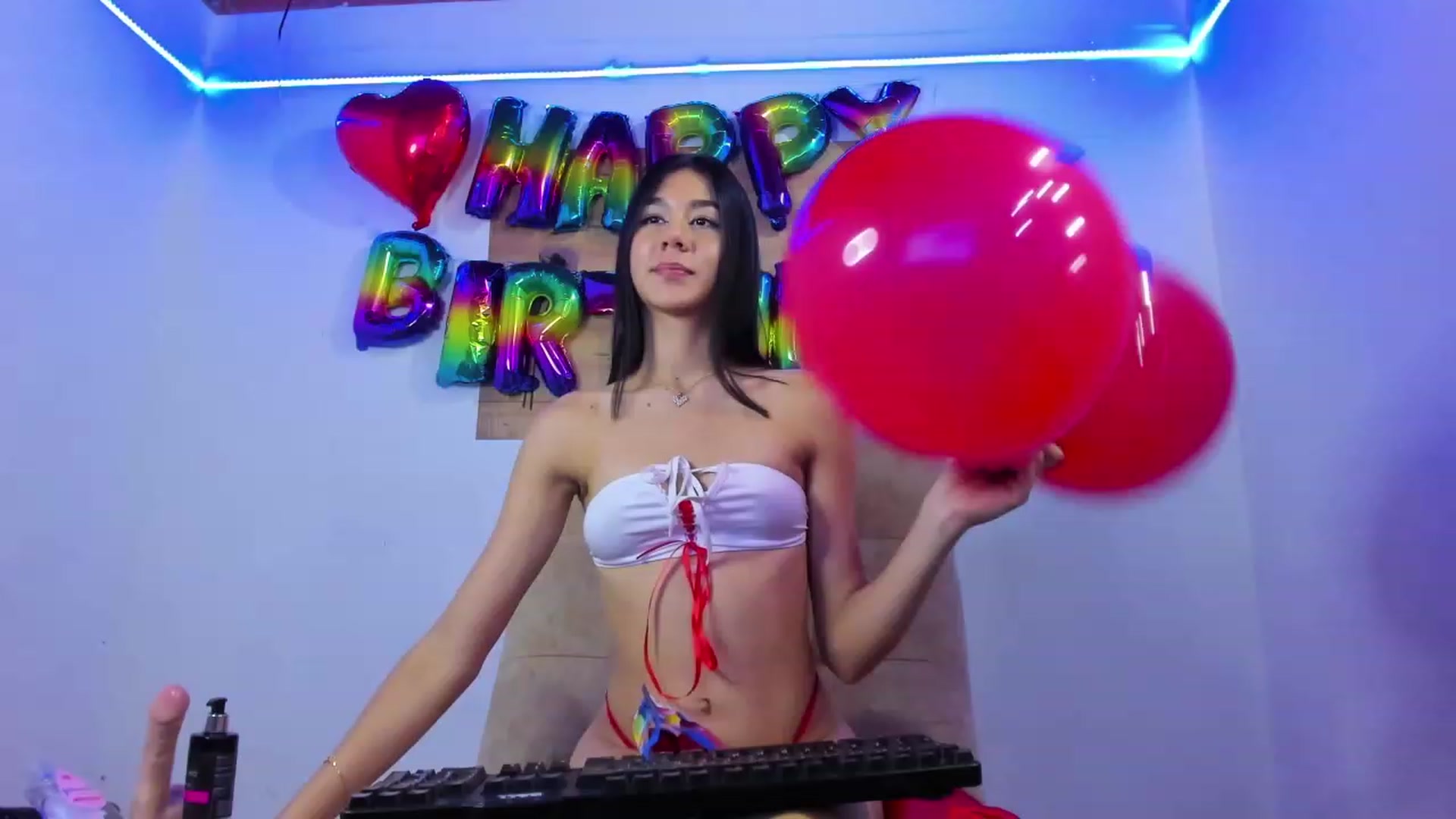Gallery image thumbnail from Emma_19_'s myfreecams stream on, 12/28/2022, 10:14 image 3 of 20