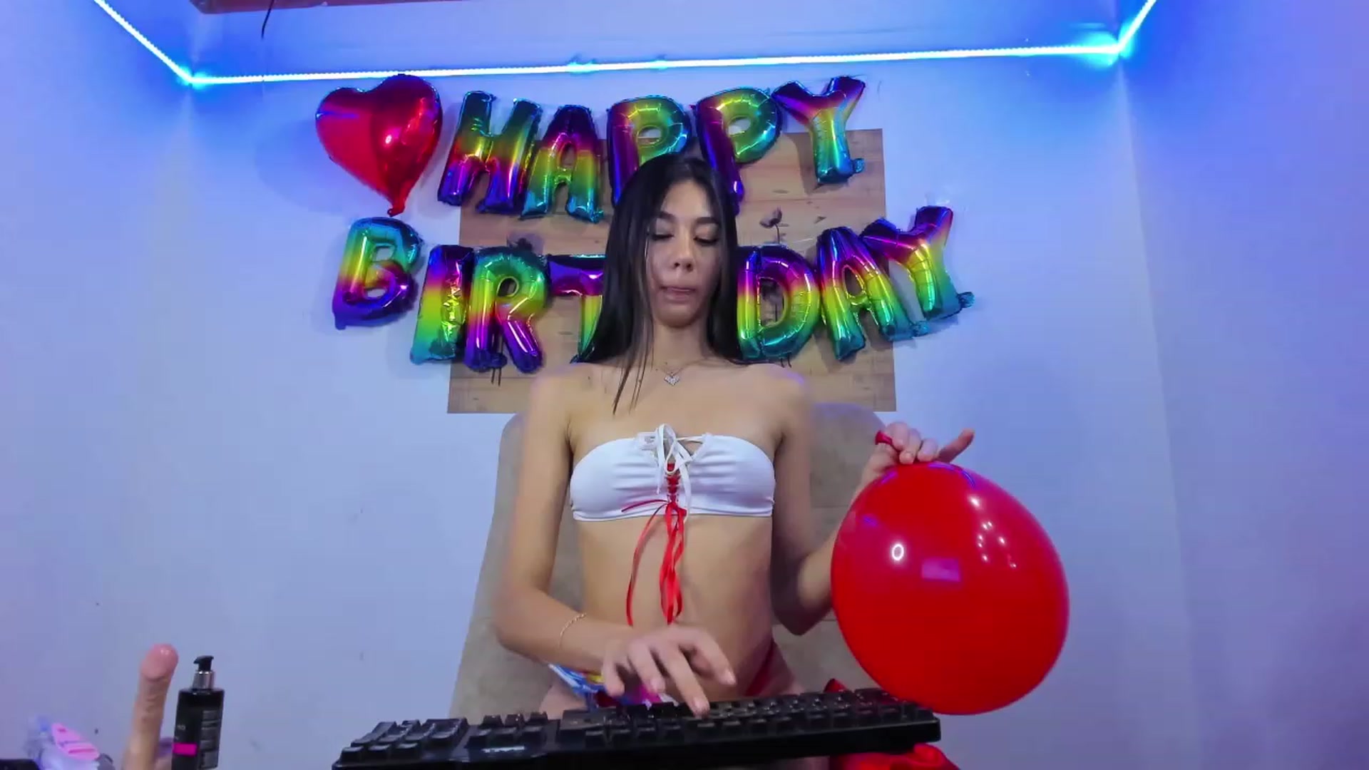 Gallery image thumbnail from Emma_19_'s myfreecams stream on, 12/28/2022, 10:14 image 2 of 20
