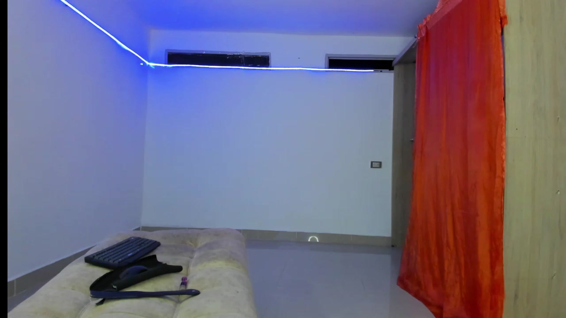 Gallery image thumbnail from Emma_19_'s myfreecams stream on, 06/11/2023, 04:58 image 6 of 20