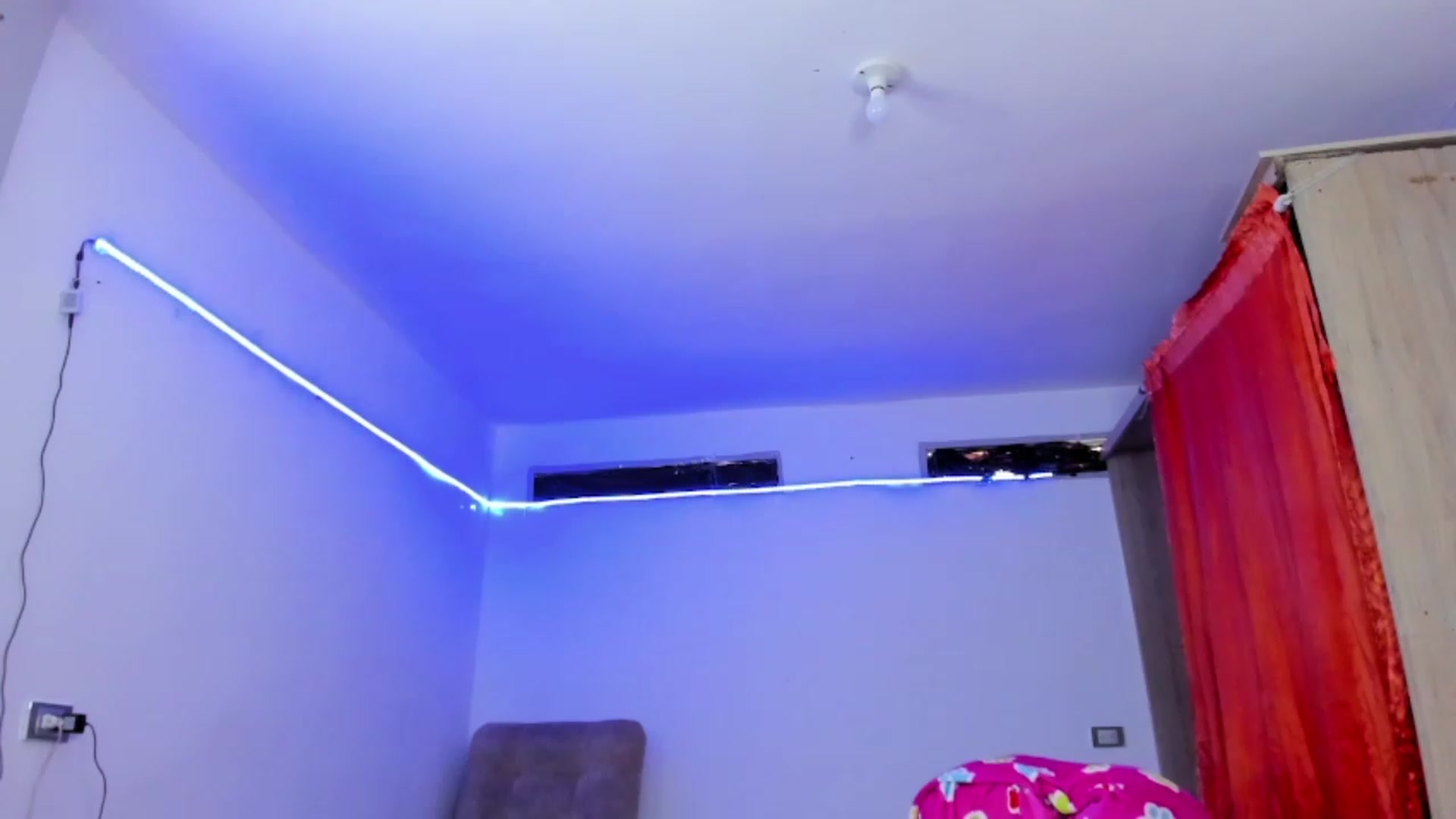 Gallery image thumbnail from Emma_19_'s myfreecams stream on, 08/12/2023, 23:33 image 8 of 20