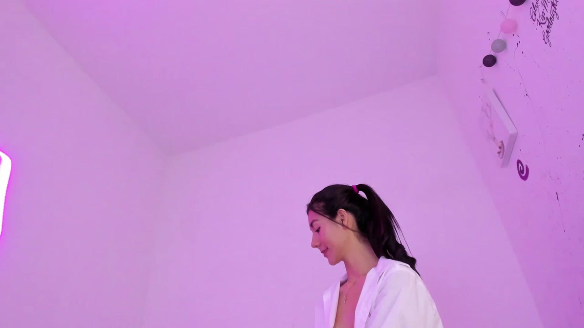 Gallery image thumbnail from Emma_19_'s myfreecams stream on, 10/21/2023, 05:56 image 17 of 20