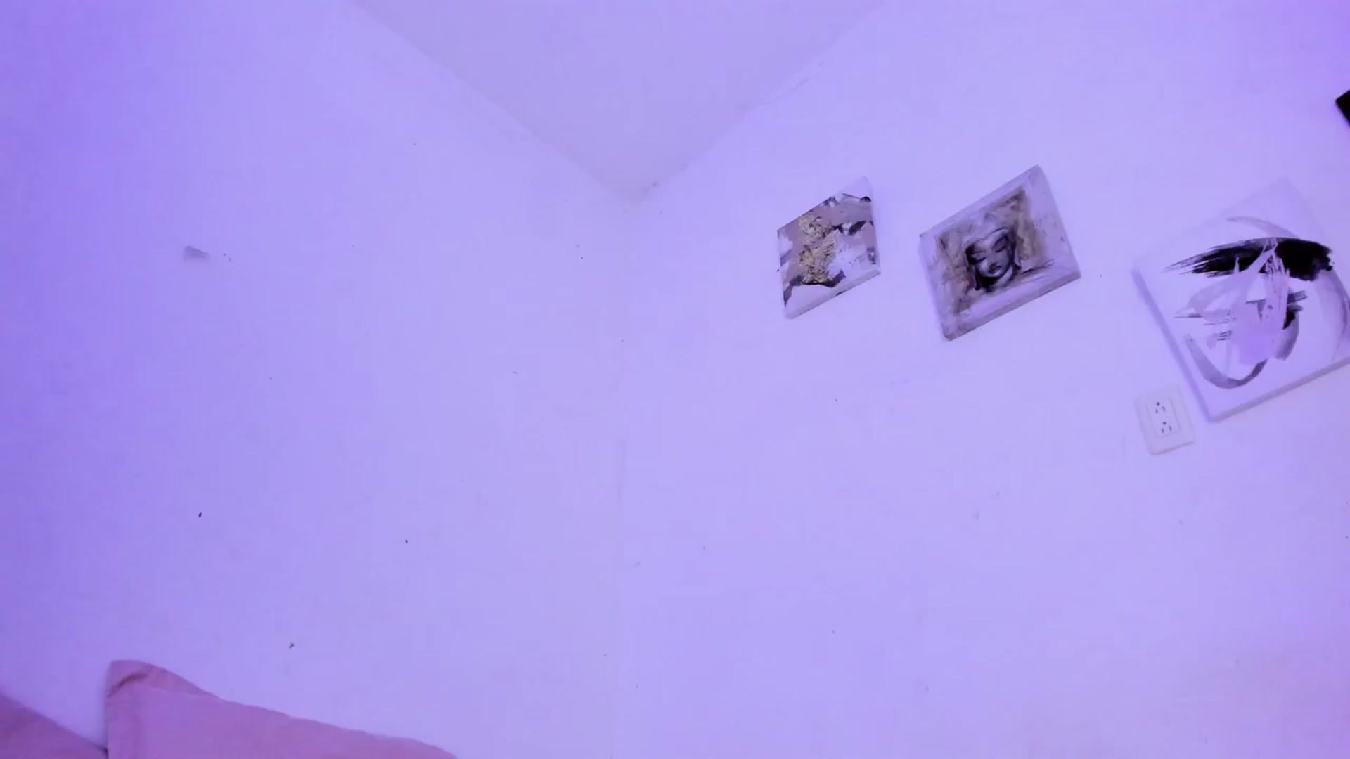 Gallery image thumbnail from Emma_19_'s myfreecams stream on, 12/10/2024, 03:30 image 17 of 20