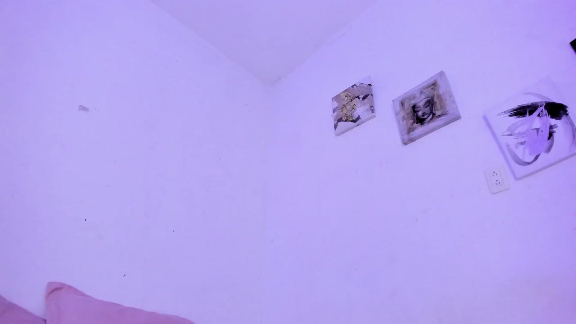 Gallery image thumbnail from Emma_19_'s myfreecams stream on, 12/10/2024, 03:30 image 16 of 20