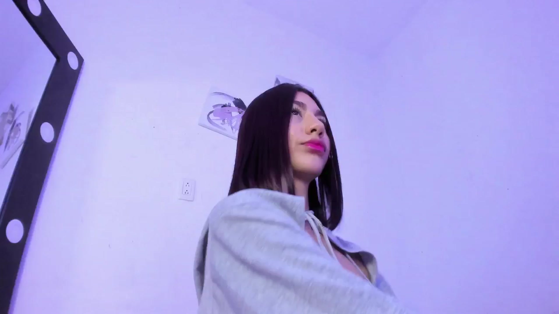 Gallery image thumbnail from Emma_19_'s myfreecams stream on, 10/29/2025, 03:57 image 5 of 20