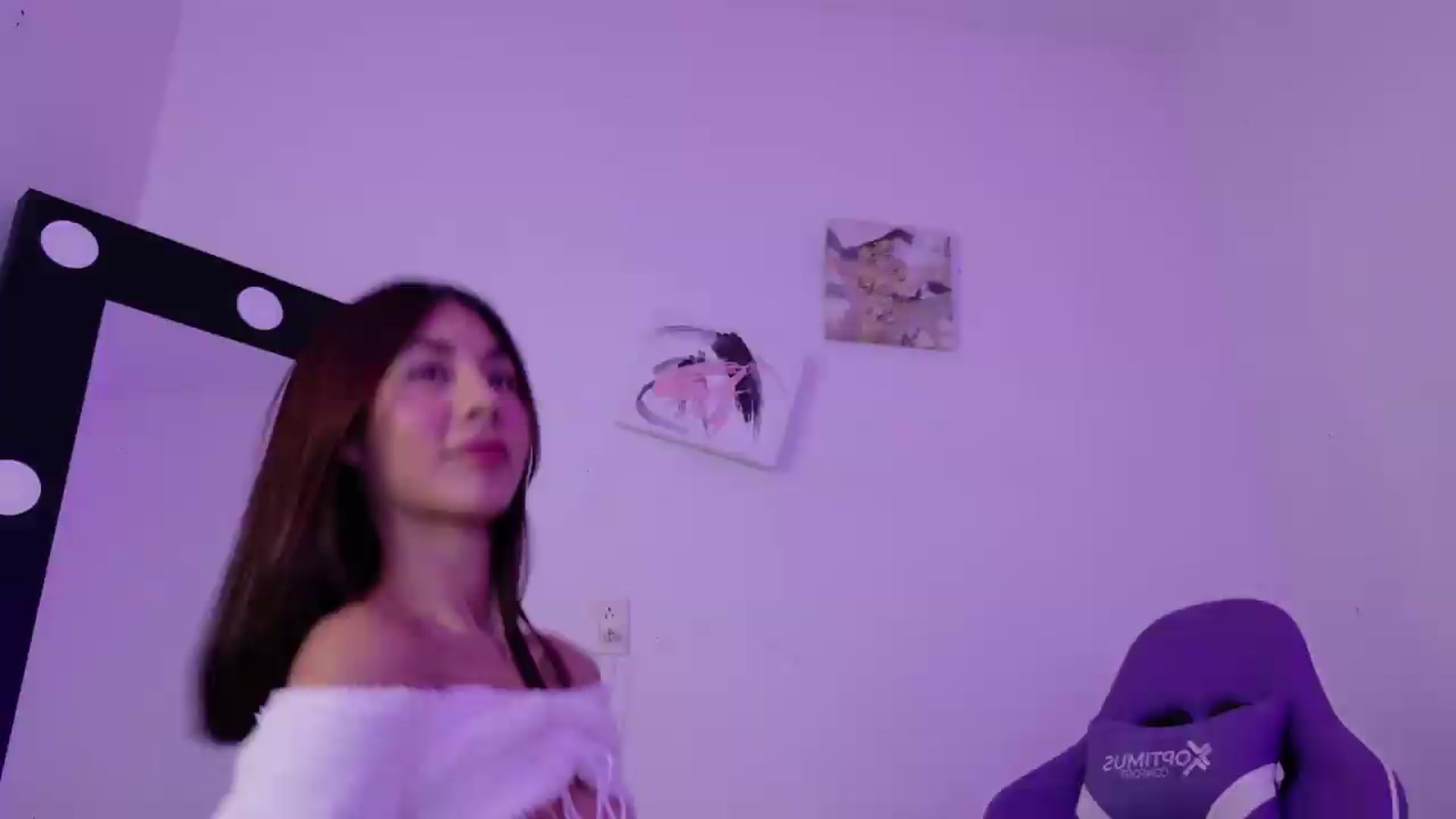 Gallery image thumbnail from Emma_19_'s myfreecams stream on, 05/13/2026, 03:30 image 4 of 20
