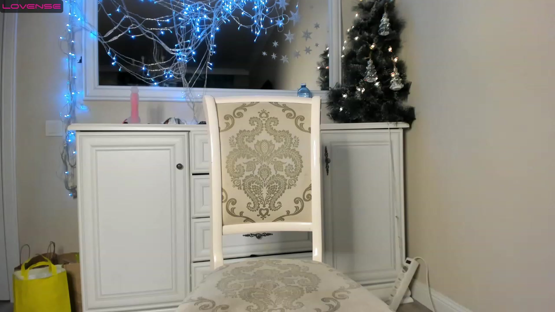 Gallery image thumbnail from Emma_clarc's myfreecams stream on, 12/12/2022, 18:49 image 7 of 20