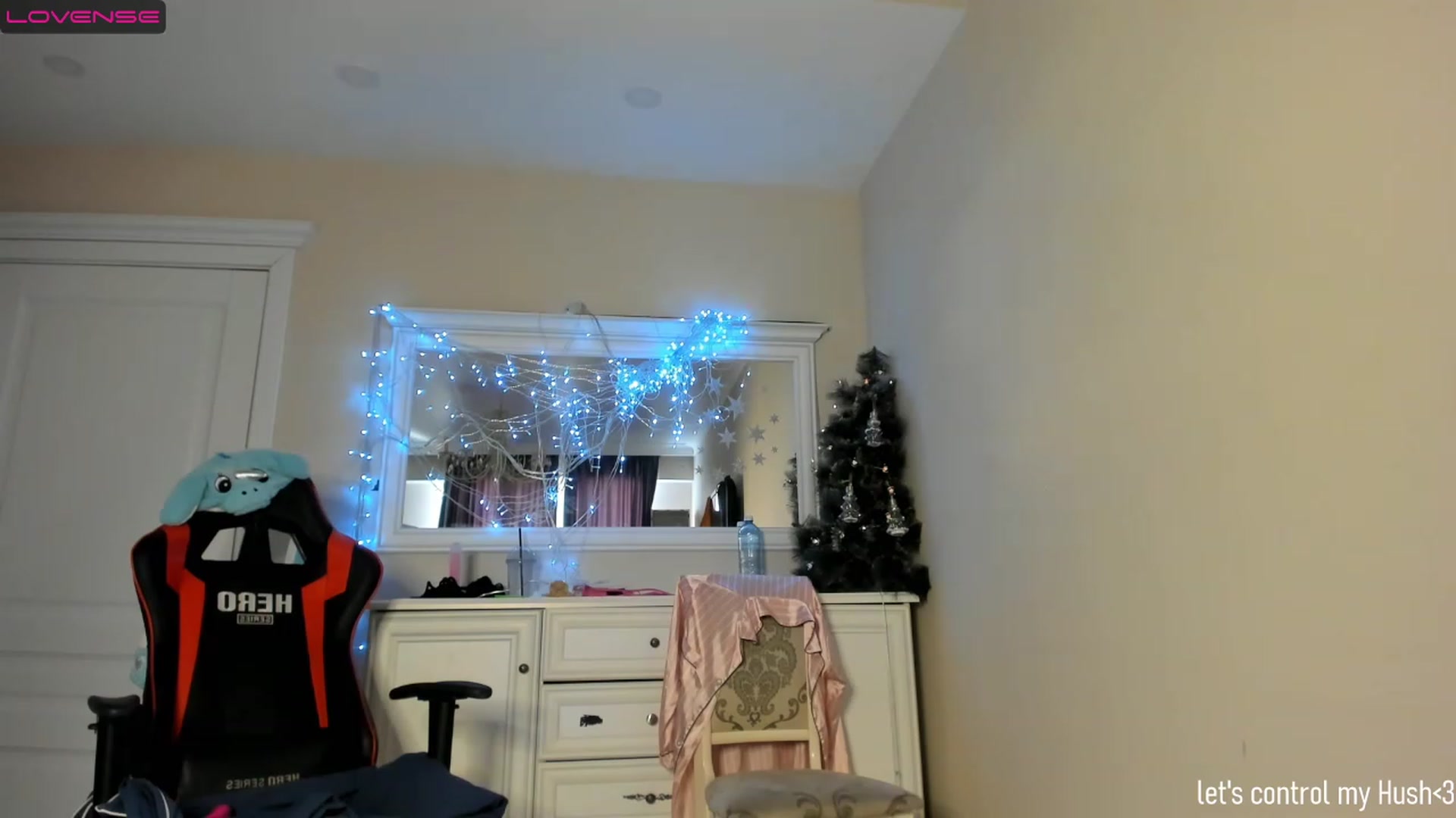 Gallery image thumbnail from Emma_clarc's myfreecams stream on, 12/17/2022, 10:18 image 15 of 20