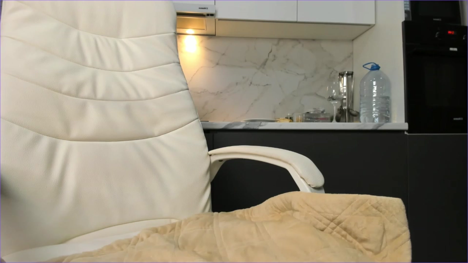 Gallery image thumbnail from Emma_clarc's myfreecams stream on, 03/23/2023, 16:44 image 10 of 20