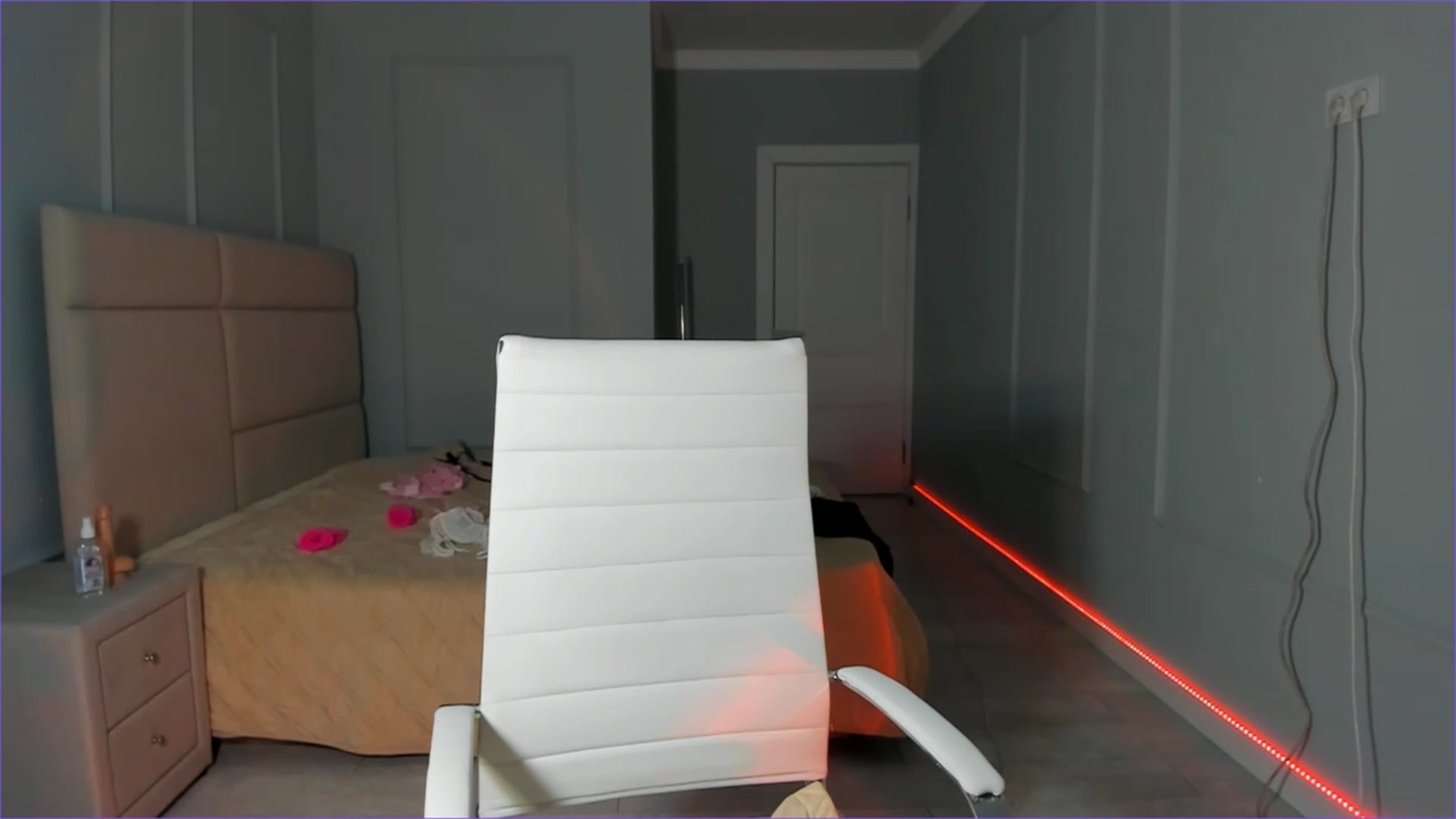 Gallery image thumbnail from Emma_clarc's myfreecams stream on, 05/06/2023, 18:14 image 13 of 20