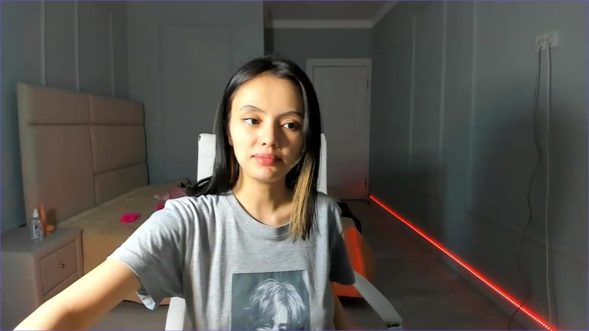 Gallery image thumbnail from Emma_clarc's myfreecams stream on, 05/06/2023, 18:14 image 15 of 20