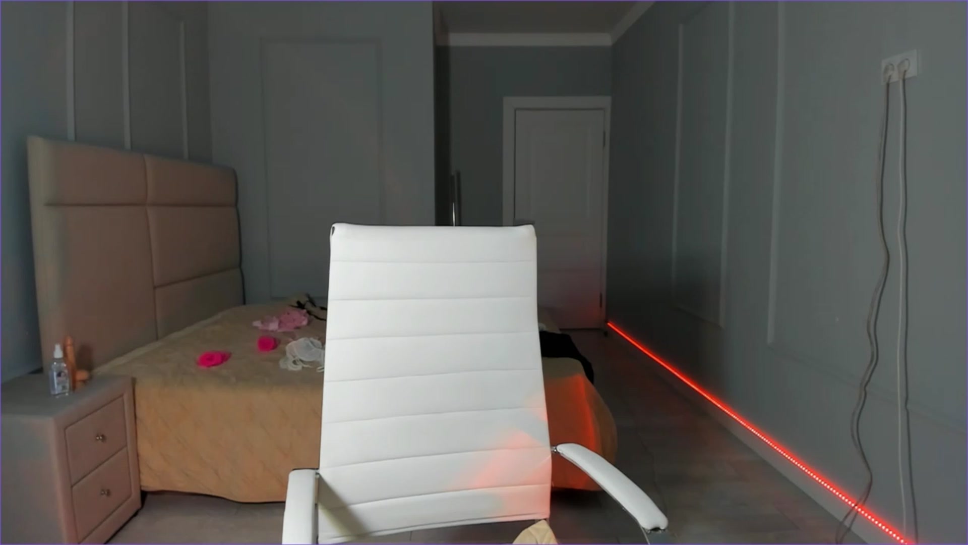 Gallery image thumbnail from Emma_clarc's myfreecams stream on, 05/06/2023, 18:14 image 11 of 20