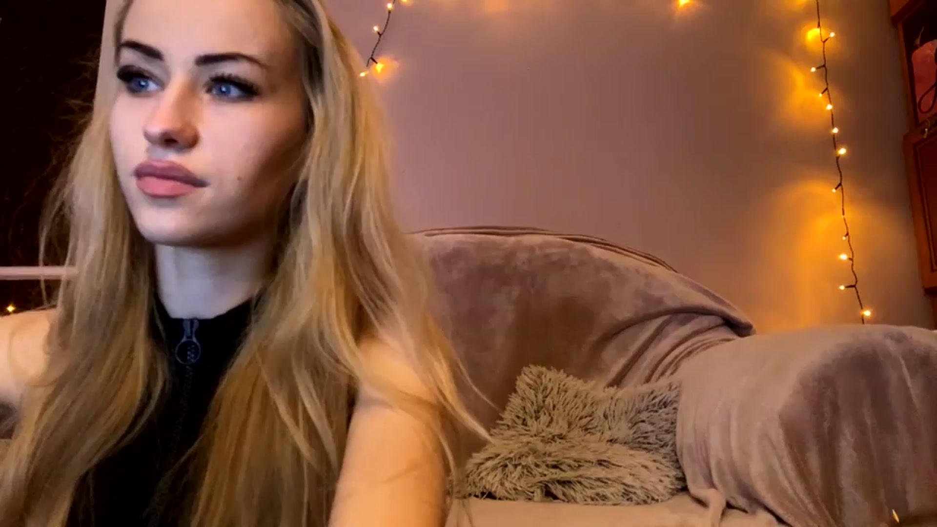 Gallery image thumbnail from Emma_wattsen's myfreecams stream on, 12/07/2023, 21:46 image 4 of 20