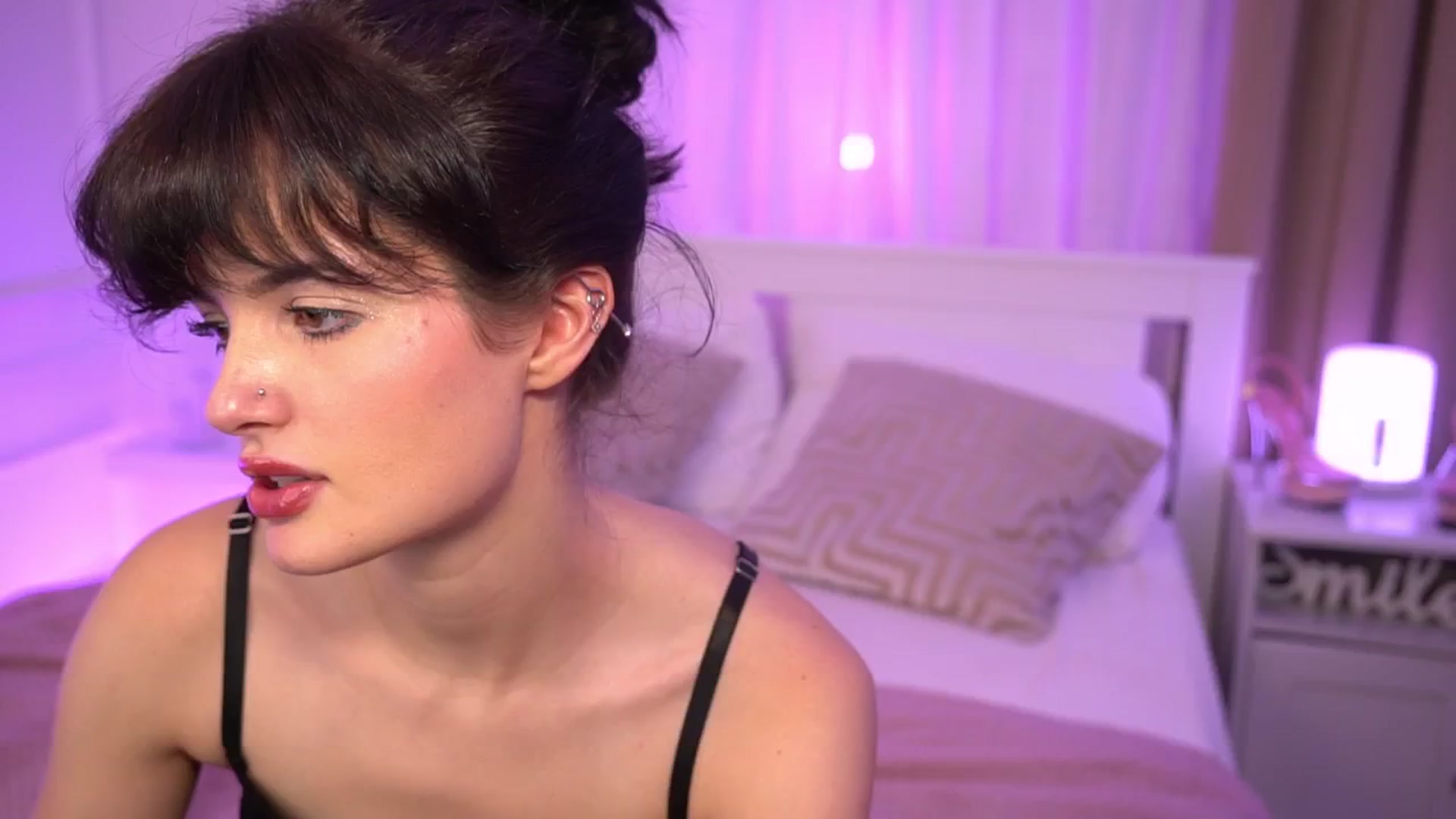 Gallery image thumbnail from EmmaaSnow's myfreecams stream on, 05/17/2024, 23:57 image 1 of 20