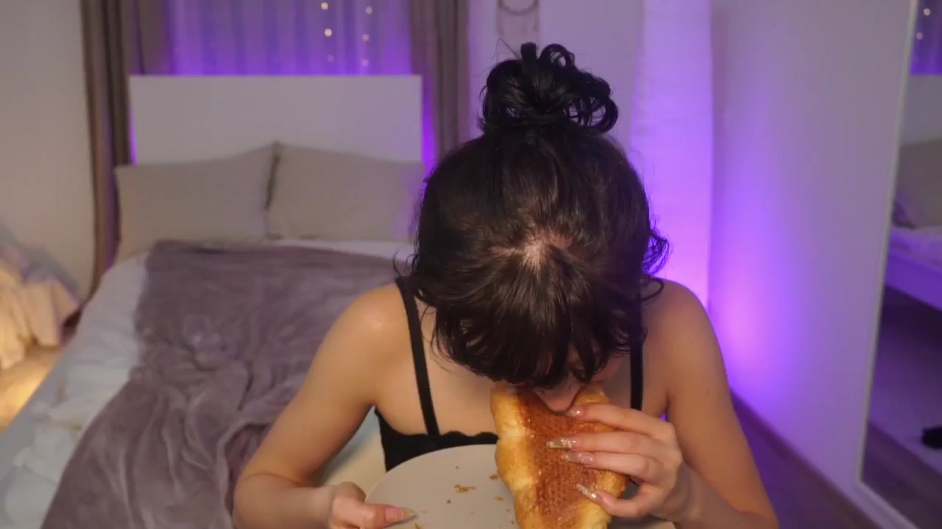Gallery image thumbnail from EmmaaSnow's myfreecams stream on, 05/25/2024, 14:24 image 4 of 20