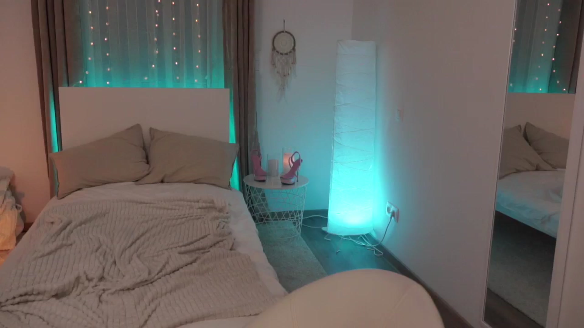 Gallery image thumbnail from EmmaaSnow's myfreecams stream on, 05/28/2024, 24:23 image 13 of 20