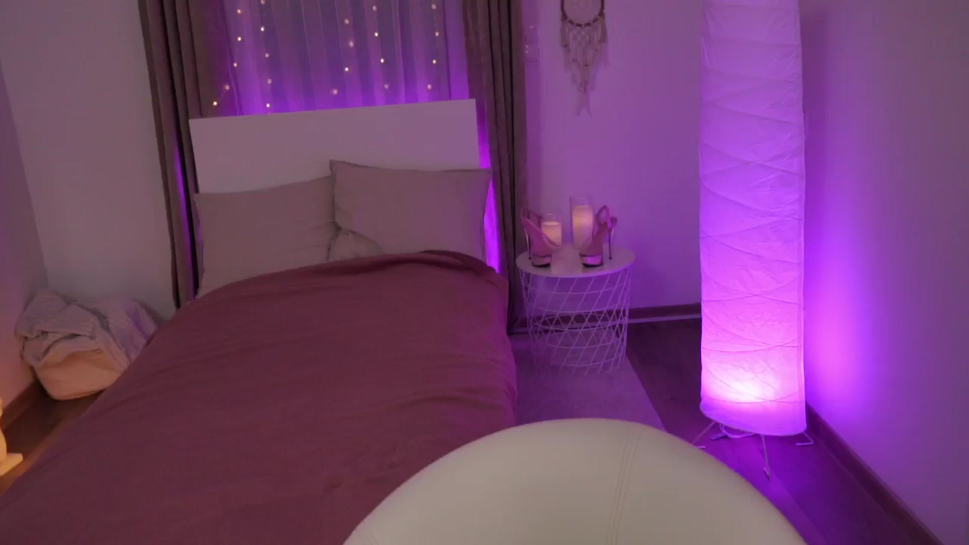 Gallery image thumbnail from EmmaaSnow's myfreecams stream on, 06/04/2024, 24:58 image 13 of 20