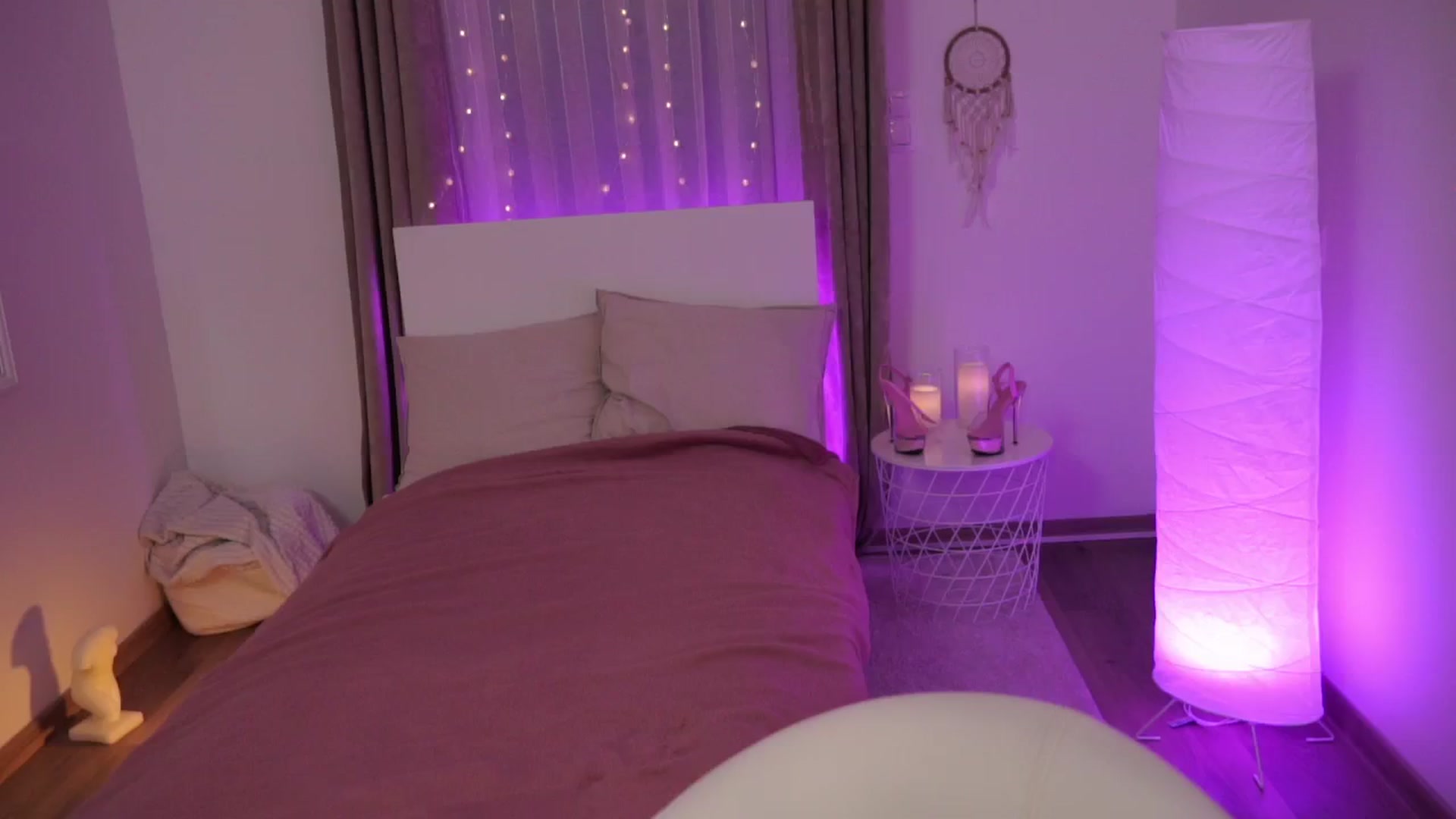 Gallery image thumbnail from EmmaaSnow's myfreecams stream on, 06/04/2024, 24:58 image 1 of 20