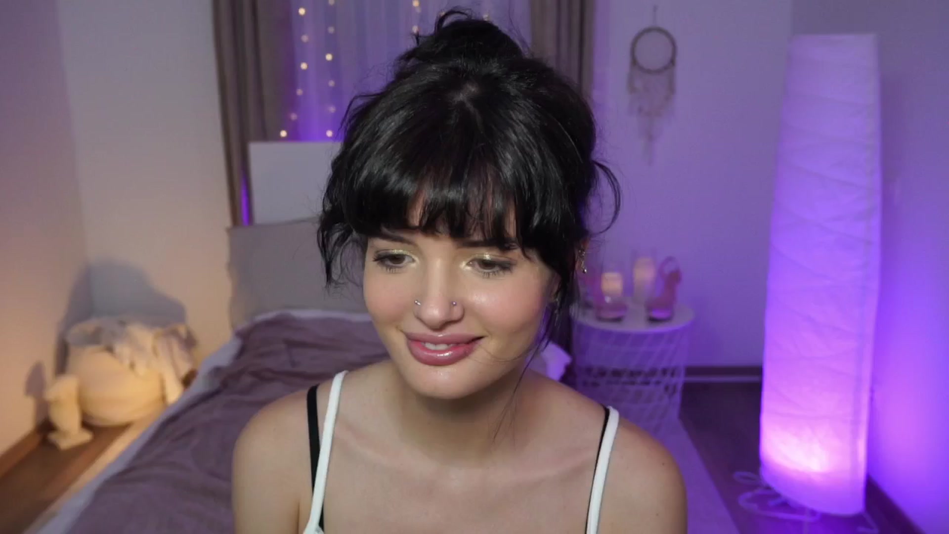 Gallery image thumbnail from EmmaaSnow's myfreecams stream on, 06/19/2024, 18:27 image 6 of 20