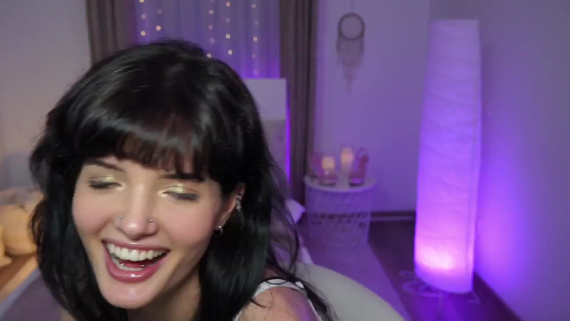 Gallery image thumbnail from EmmaaSnow's myfreecams stream on, 06/19/2024, 19:56 image 9 of 20