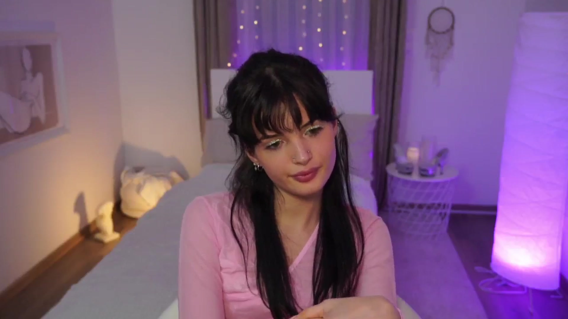Gallery image thumbnail from EmmaaSnow's myfreecams stream on, 06/23/2024, 20:17 image 13 of 20