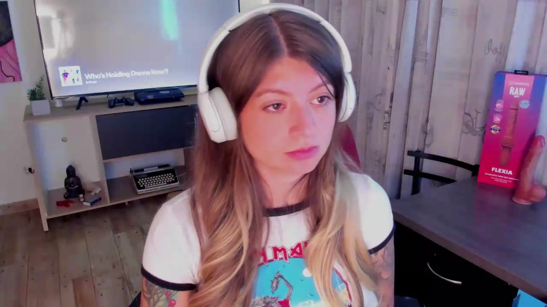 Gallery image thumbnail from Emmaa_hostt's myfreecams stream on, 07/07/2026, 11:29 image 9 of 20