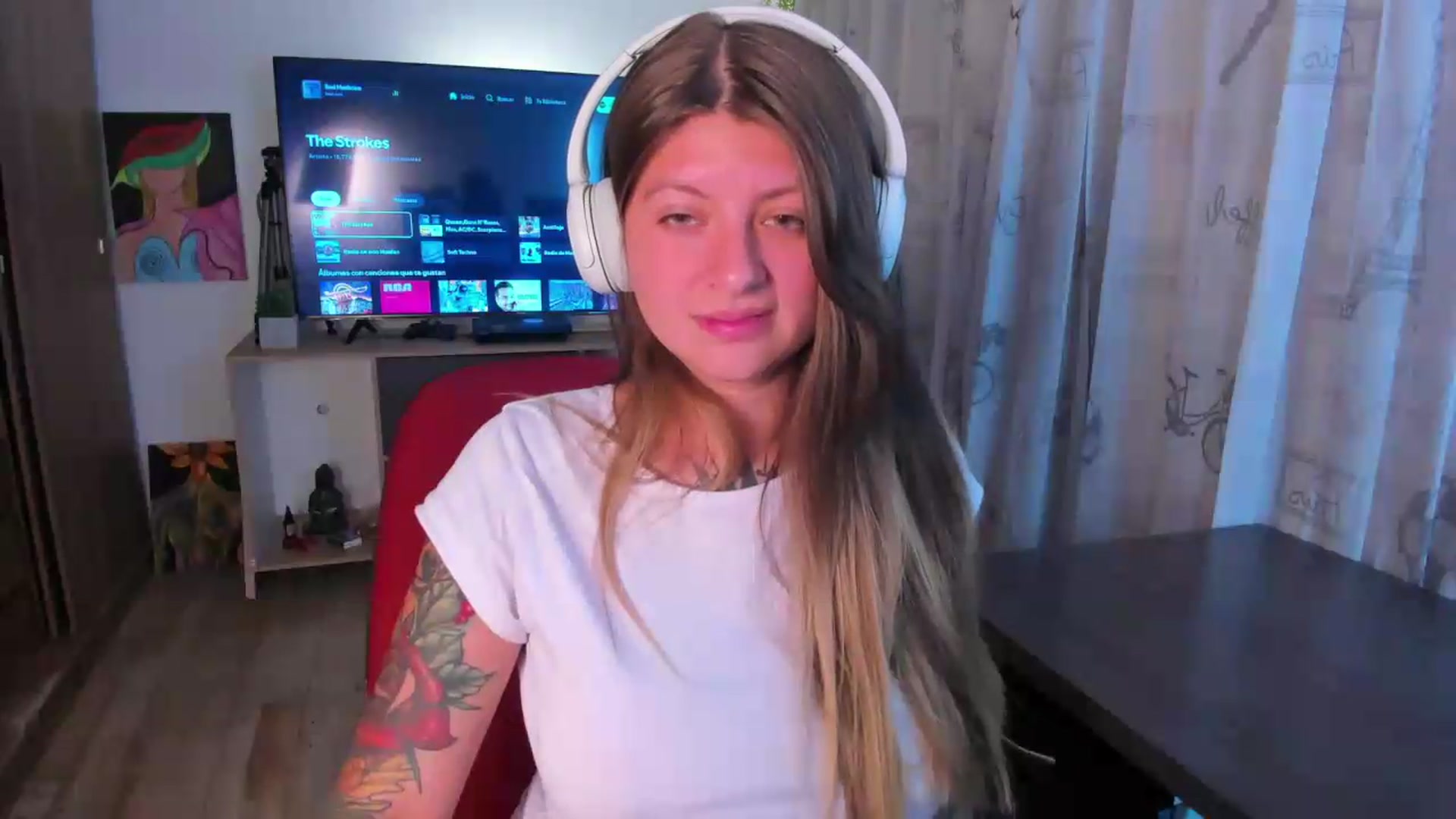 Gallery image thumbnail from Emmaa_hostt's myfreecams stream on, 08/12/2026, 01:44 image 10 of 20