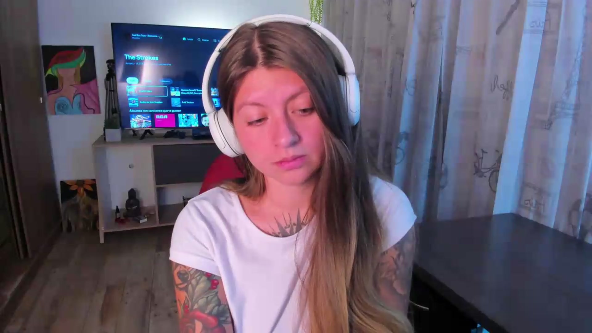 Gallery image thumbnail from Emmaa_hostt's myfreecams stream on, 08/12/2026, 01:44 image 11 of 20