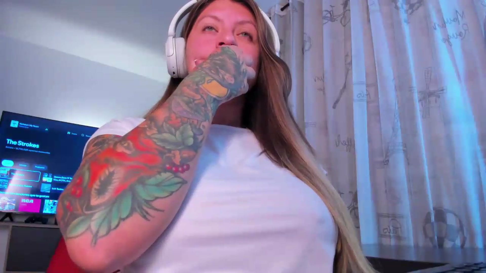 Gallery image thumbnail from Emmaa_hostt's myfreecams stream on, 08/12/2026, 01:44 image 16 of 20