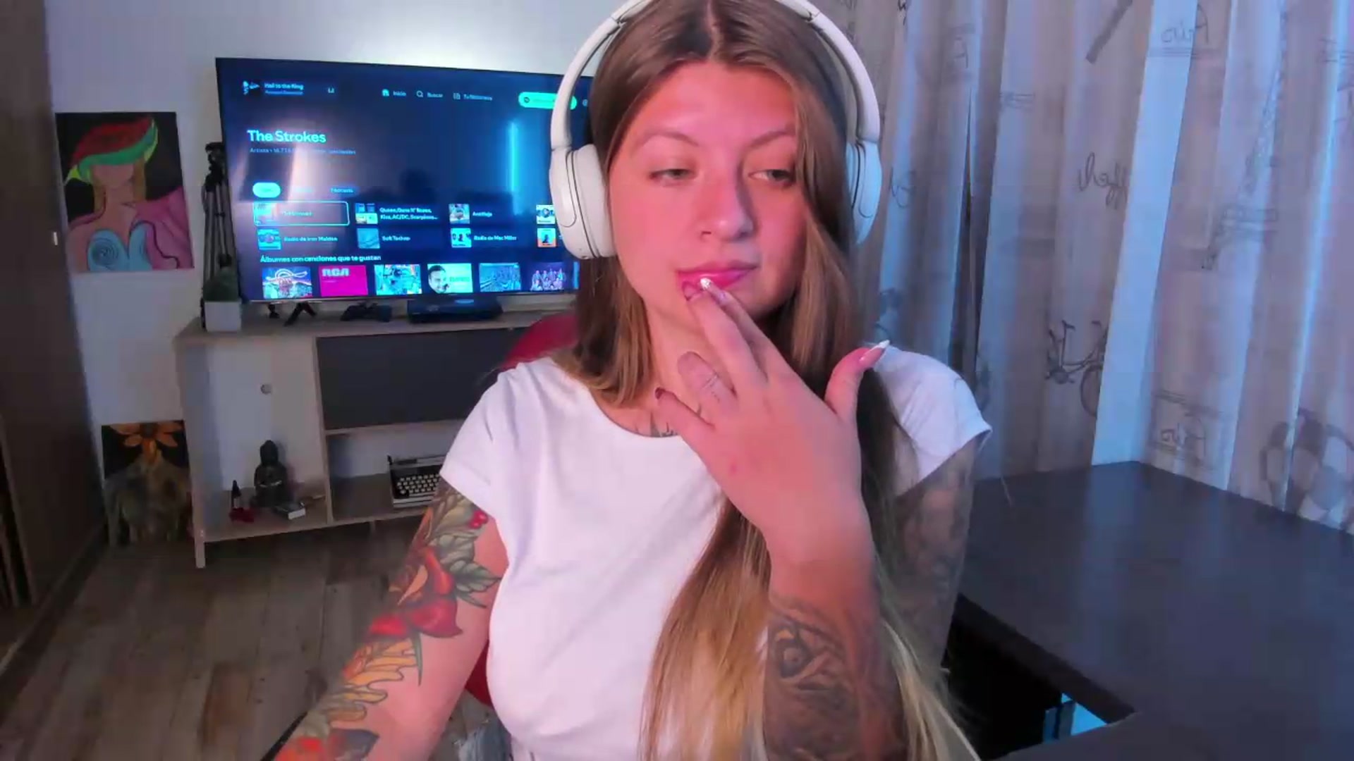 Gallery image thumbnail from Emmaa_hostt's myfreecams stream on, 08/12/2026, 01:44 image 2 of 20